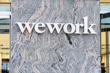 Toronto, Kanada - 29 Ekim 2019: Toronto, Kanada 'daki binada dev WeWork tabelası. WeWork, teknoloji girişimleri ve hizmetleri için ortak çalışma alanları sağlayan bir Amerikan şirketidir..