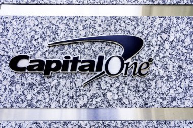Toronto, Ontario, Kanada - 31 Temmuz 2019: Toronto şehir merkezinde Capital 1. Capital One Financial Corporation kredi kartları, otomobil kredileri ve bankacılık alanında uzmanlaşmış bir banka holding şirketidir.