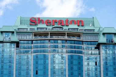 Niagara Şelalesi, Ontario, Kanada - 27 Mayıs 2019: Sheraton tabelası. Sheraton Otelleri ve Resorts uluslararası bir otel zinciri..