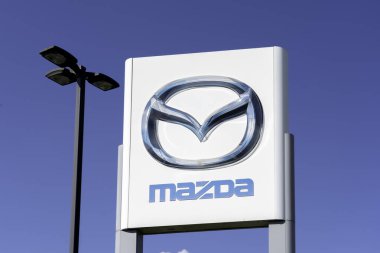 Oakville, Ontario, Kanada - 28 Temmuz 2019: Oakville, Ontario, Kanada 'daki bir bayinin önündeki Mazda direği tabelası. Mazda Motor Corporation, çok uluslu bir Japon otomobil üreticisi..