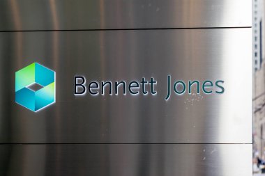 Toronto, Kanada - 14 Kasım 2020: Bennett Jones LLLP tabelası Toronto 'daki 100 King St W genel merkezinin önünde görüldü. Bennett Jones Kanadalı bir hukuk firması..