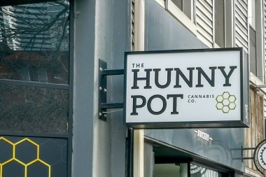 Toronto, Kanada - 18 Nisan 2019: Toronto, Kanada 'daki Hunny Pot mağazasının işareti. Hunny Pot Cannabis Co. bir kenevir dispanseri..