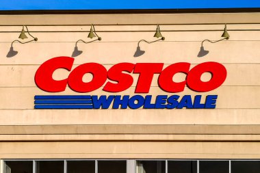 Markham, Ontario, Kanada - 30 Ekim 2018: Markham 'daki Costco mağazasının işareti. Costco, sadece üyelere özel bir depo kulübü zinciri işleten çok uluslu bir Amerikan şirketidir..