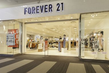Vaughan, Ontario, Kanada - 24 Mart 2018: Forever 21 mağazası Toronto 'daki Vaughan Mills alışveriş merkezinde. Forever 21, Amerikalı hızlı moda perakendecisi..