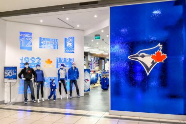 Toronto, Kanada - 4 Mart 2019: Toronto 'daki Eaton Centre alışveriş merkezindeki Jays Shop, Toronto Blue Jays' in Resmi İnternet Dükkanı.