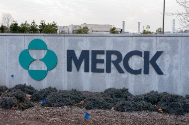 New Jersey, ABD - 27 Ocak 2019: New Jersey 'deki duvarda Merck işareti ve logosu. Merck bir Amerikan ilaç şirketi..