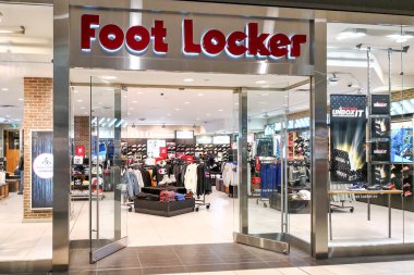 Toronto, Kanada - 4 Ocak 2019: Toronto 'daki Eaton Centre alışveriş merkezinde ayak dolabı. Foot Locker Retail, Inc. Amerikalı spor giyim ve ayakkabı perakendecisi..