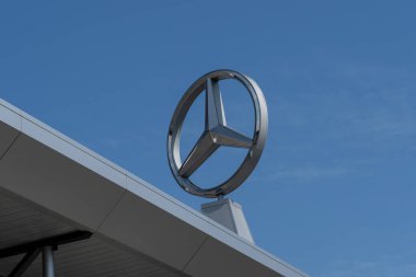 Thornhill, ON, Kanada - 20 Eylül 2024: Mercedes-Benz logosu binaya yakın çekim. Thornhill, on, Kanada. Mercedes-Benz, Alman lüks ve ticari araç markası..