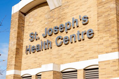 Toronto, Kanada - 3 Kasım 2019: Toronto 'daki St. Joseph Sağlık Merkezi' nin işareti; St. Joseph 's Health Centre batı Toronto' da büyük bir Katolik eğitim hastanesidir..