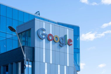 Kitchener-Waterloo, On, Kanada - 10 Ekim 2024: Google tabelası Kitchener-Waterloo, Ontario, Kanada 'daki ofis binasında. Google bir Amerikan teknoloji şirketidir..