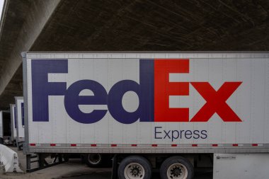 Los Angeles, Kaliforniya, ABD - 28 Mayıs 2023: FedEx Express logosu kamyonda gösteriliyor. FedEx Corporation, Amerika Birleşik Devletleri 'nin çok uluslu holdingi..