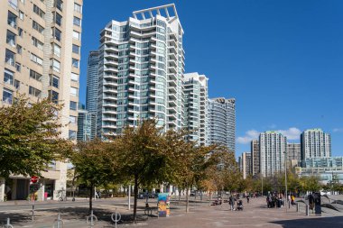 Toronto, Kanada - 17 Ekim 2023: Toronto, ON, Kanada şehir merkezinde sokak manzarası.