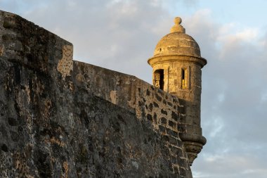 San Juan, Porto Riko 'daki Castillo San Cristobal Kalesi' nin gözetleme kulesini kapatın. 1783 'te İspanya tarafından San Juan şehrine yapılan kara saldırılarına karşı korunmak için inşa edildi..