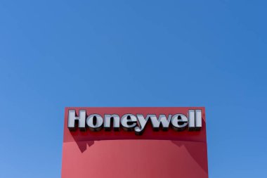 Arka planda mavi gökyüzü olan Honeywell tabelasını kapat. Phoenix, AZ, ABD, 25 Mayıs 2023 metin uzayı