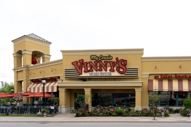 Niagara Şelalesi, Ontario, Kanada - 27 Mayıs 2019: Niagara Şelalesi, Ontario, Kanada 'daki kuzenim Vinnys restoranları. İtalyan-Amerikan Yemekhanesi.