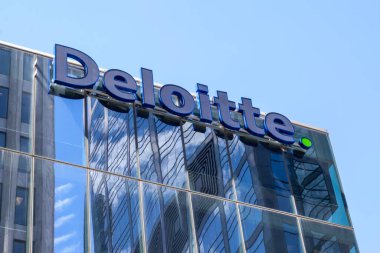 Toronto, Kanada - 19 Haziran 2018: Toronto 'daki ulusal ofis binasının Deloitte tabelası. Deloitte. Deloitte Touche Tohmatsu Limited, İngiliz profesyonel hizmet ağı..