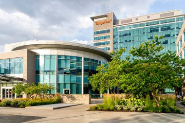 Toronto, Kanada - 7 Ağustos 2019: Toronto, Kanada 'daki Tangerine North York ofis binası. Mangerine, Kanada 'da bir bankadır ve Scotiabank' ın yan kuruluşudur..