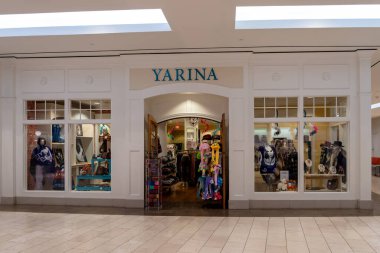 Natick, MA, USA - 10 Kasım 2023: Natick, Massachusetts, ABD 'deki bir alışveriş merkezinde Yarina mağazası.
