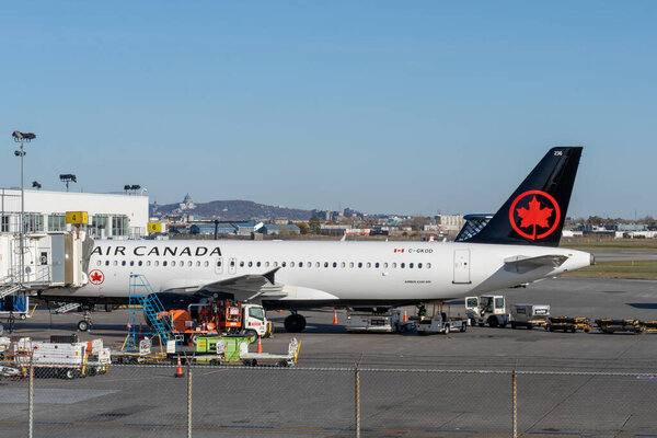 Дорвал, королевский двор, Канада - 3 ноября 2024 года: Самолет Air Canada приземлился в международном аэропорту Монреаль-Трюдо в Дорвале, королевский двор, Канада.