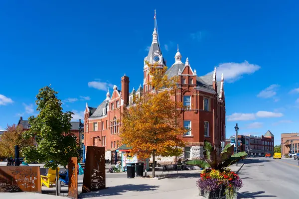 Stratford, Ontario, Kanada - 10 Ekim 2024: Stratford City Hall, Ontario, Kanada. Stratford, Ontario 'nun güneybatısındaki Perth County' de Avon Nehri üzerinde bir şehirdir..