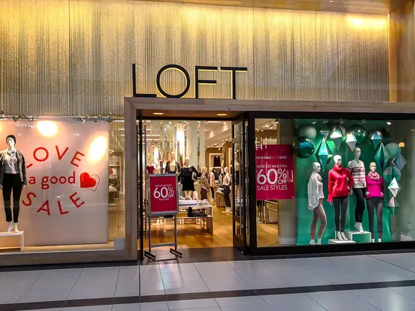 Toronto, Kanada - 4 Ocak 2019: Toronto 'daki Eaton Centre alışveriş merkezinde LOFT mağaza önü. Çatı katı mağazasının ana şirketi Ascena Perakende Grubu, Amerikalı bir kadın giyim perakendecisi..