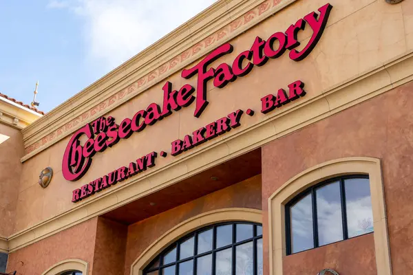 Cheektowaga, New York, ABD - 22 Eylül 2019: Buffalo 'da bir Cheesecake Factory restoranının işareti; Cheesecake Factory Cheesecake Factory Cheesecake ikram eden bir Amerikan zincir restoranıdır..