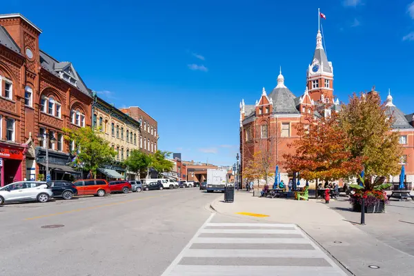 Stratford, Ontario, Kanada - 10 Ekim 2024: Stratford, Ontario, Kanada sokak manzarası. Stratford, Ontario 'nun güneybatısındaki Perth County' de Avon Nehri üzerinde bir şehirdir..