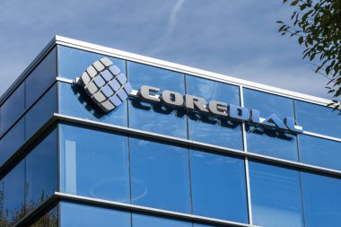 Mississauga, On, Kanada - 13 Haziran 2021: Mississauga, Ontario, Kanada 'daki binaya Baxter' ın yakın çekim tabelası. Baxter Şirketi küresel bir tıbbi teknoloji şirketidir..