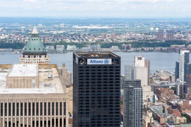 New York City, ABD - 17 Ağustos 2022: Allianz Life Sigorta Şirketi 'nin New York City, ABD' deki ofis binası. Allianz, çok uluslu bir Alman finans şirketidir..