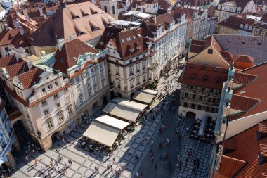 Prag, Çek Cumhuriyeti - 6 Ağustos 2024: Çek Cumhuriyeti Prag 'daki Eski Şehir Meydanı' nın üst manzarası. Eski şehir meydanı Prag 'ın Eski Şehir Mahallesi' nde tarihi bir meydandır..