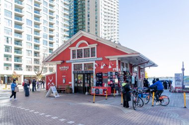 Toronto, Kanada - 22 Ekim 2023: Toronto 'da 6. rıhtımda visting yapan insanlar. Rıhtım 6, Toronto 'nun merkez rıhtımındaki en eski yapıdır. 1907' de Bay Street 'in eteğinde inşa edilmiştir..