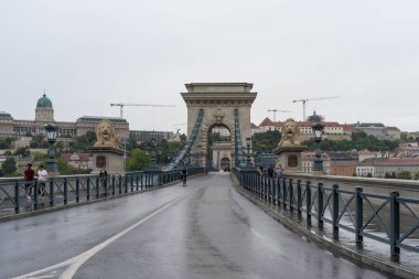 Budapeşte, Macaristan - 2 Ağustos 2024: Budapeşte, Macaristan 'da şafakta Szechenyi Zinciri Köprüsü. Szechenyi Zinciri Köprüsü, Tuna Nehri 'ni Budin ve Pest arasında geçen bir zincir köprüdür..