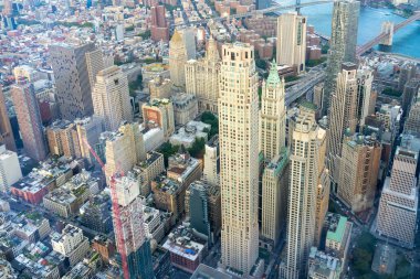 New York City, ABD - 19 Ağustos 2022: Manhattan şehir merkezi ve Brooklyn Köprüsü ve New York 'taki Manhattan Köprüsü, ABD.