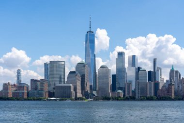 Jersey City, NJ, ABD - 23 Ağustos 2022: Manhattan şehir merkezi silueti Jersey City, NJ, ABD.        