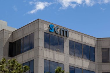 Thornhill, Ontario, Kanada - 17 Mayıs 2022: Thornhill, Ontario, Kanada 'daki binada SCM tabelası. SCM Sigorta Servisi, Kanada merkezli bir sigorta şirketidir..