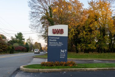 Evrensel Sağlık Hizmetleri UHS logosu 5 Kasım 2023 'te King of Prussia, PA, USA' daki genel merkezinin dışında imzalanır. UHS, hastane ve sağlık hizmetleri sunan bir Amerikan şirketidir..
