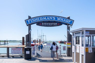 Steveston Balıkçılık 'ın Richmond, BC, Kanada' daki rıhtım girişi - 9 Temmuz 2023. Steveston Balıkçılığı halka açık bir deniz ürünleri pazarıdır..