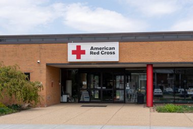 Madison, WI, ABD 'deki Güneybatı Bölümü ve Kan Bağışı Merkezi' ndeki binada Amerikan Kızıl Haçı tabelası var..