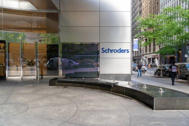 New York City, ABD - 17 Ağustos 2022: New York City, ABD 'deki Schroders ofisine giriş. Schroders plc, İngiliz çokuluslu varlık yönetimi şirketidir..