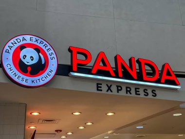 Houston, Teksas, ABD - 1 Nisan 2024: Panda Express restoran tabelası görüldü. Houston, Teksas, ABD. Panda Express bir Amerikan fast food restoran zinciri..