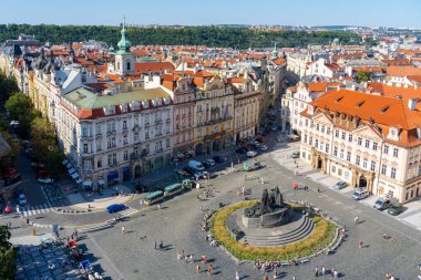 Prag, Çek Cumhuriyeti - 6 Ağustos 2024: Çek Cumhuriyeti Prag 'daki Eski Şehir Meydanı' nın üst manzarası. Eski şehir meydanı Prag 'ın Eski Şehir Mahallesi' nde tarihi bir meydandır..