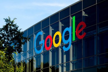 Mountain View, Kaliforniya, ABD 'deki binanın Google logo tabelasını kapatın - 7 Haziran 2023. Google LLC, Amerikan çok uluslu teknoloji şirketidir..