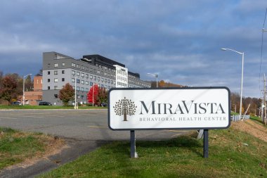 12 Kasım 2023 'te Holyoke, MA, ABD' deki Ana Cadde 'deki MiraVista Davranış Sağlığı Merkezi. MiraVista bir davranış tedavi merkezidir..