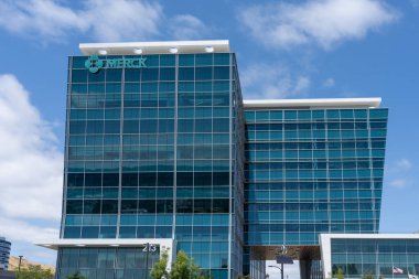 Merck logosu San Francisco, Kaliforniya, ABD 'de 7 Haziran 2023' te yapılmış. Merck, çok uluslu bir ilaç şirketi..