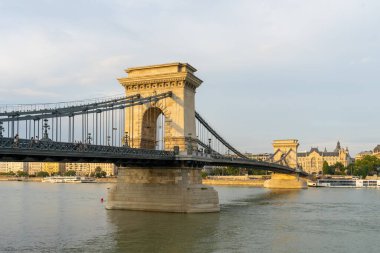 Budapeşte, Macaristan - 2 Ağustos 2024: Budapeşte, Macaristan 'da şafakta Szechenyi Zinciri Köprüsü. Szechenyi Zinciri Köprüsü, Tuna Nehri 'ni Budin ve Pest arasında geçen bir zincir köprüdür..
