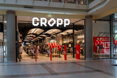 Viyana, Avusturya - 3 Ağustos 2024: Avusturya 'nın Viyana kentindeki bir alışveriş merkezinde bir CROPP mağazası.
