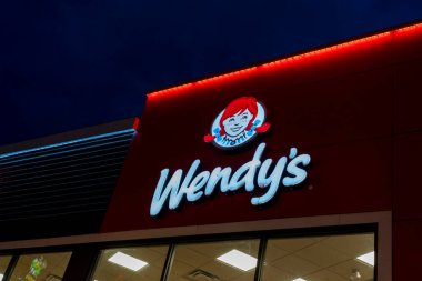Wendy 'nin restoran tabelası alacakaranlıkta binanın üzerinde. Niagara Şelalesi, Ontario, Kanada, 8 Aralık 2023. Wendy 's, uluslararası bir fast food restoran zinciri..