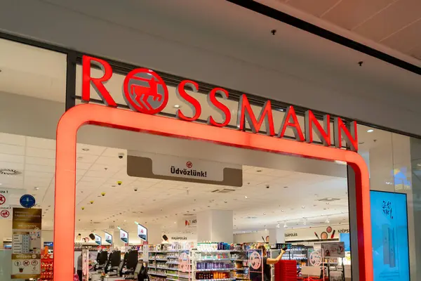 Viyana, Avusturya - 3 Ağustos 2024: Viyana, Avusturya 'da bir alışveriş merkezinde bir Rossmann mağazası.
