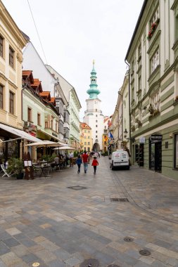 Bratislava, Slovakya 'daki Eski Şehir' in sokak manzarası.