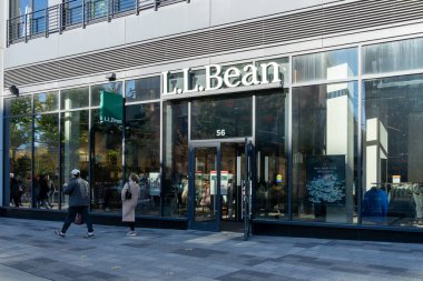 Boston, MA, USA - 11 Kasım 2023: Yayalar Boston, MA, ABD 'de bir L.L.Bean giyim mağazasının önünden geçtiler. L.L.Bean ünlü bir açık hava perakendecisi..